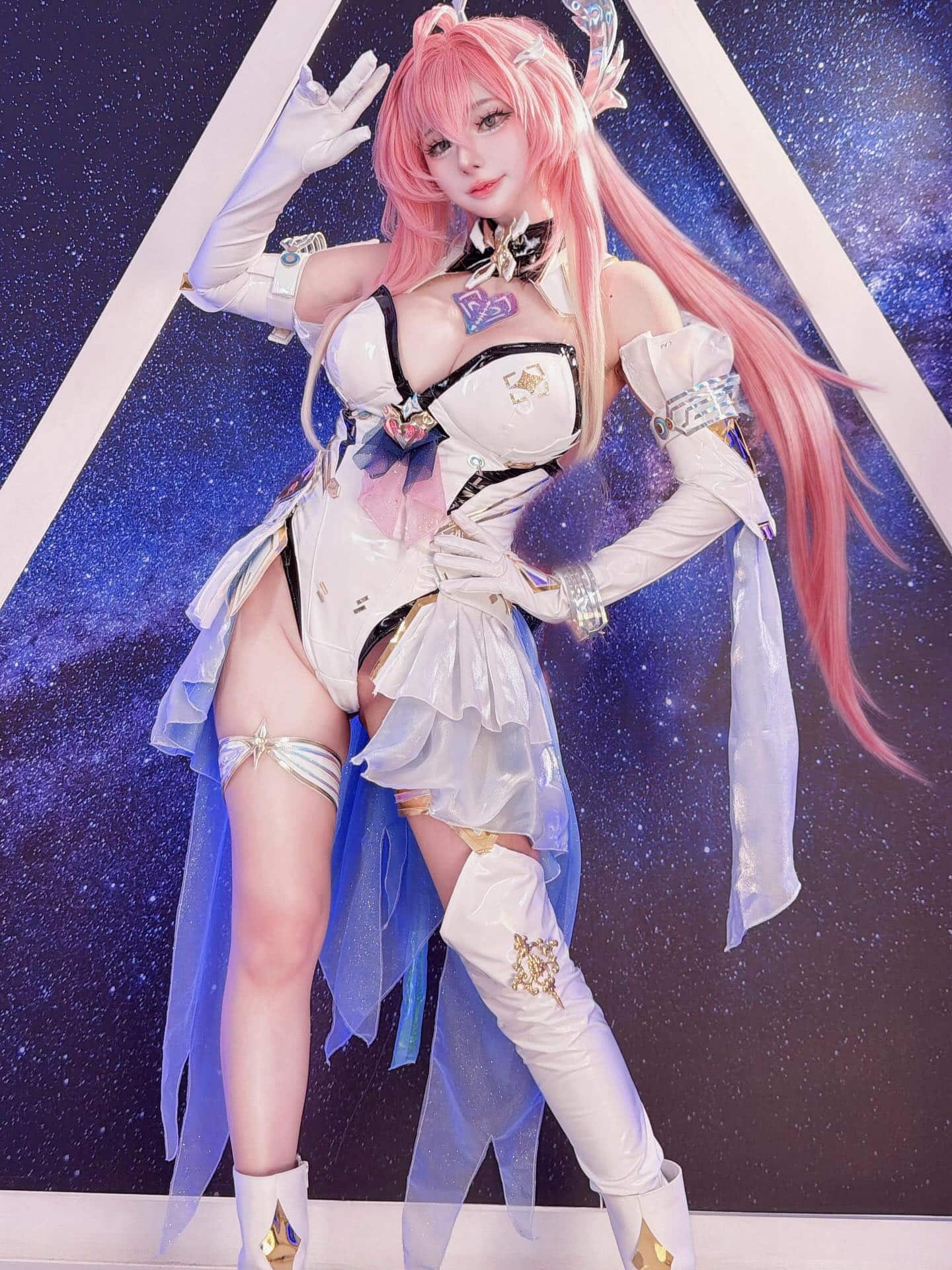 Meenfox ในลุคคอสเพลย์โทนชมพูบนฉากดวงดาว